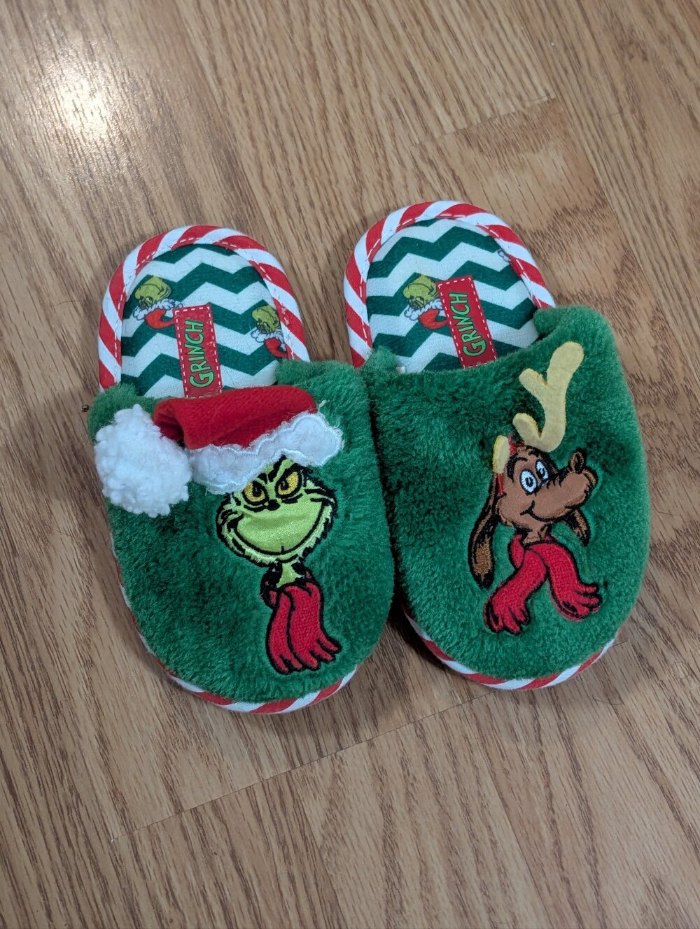 3/$20 The Grinch Green Kids Holiday Slippers Size 7-8